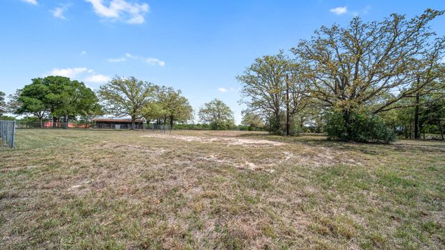 2205 S US Highway 77, Giddings, TX 78942