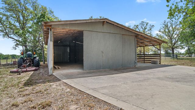 2205 S US Highway 77, Giddings, TX 78942