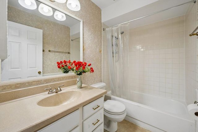 835 S Dwyer Avenue A, Arlington Heights, IL 60005