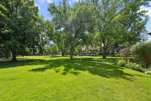 835 S Dwyer Avenue A, Arlington Heights, IL 60005