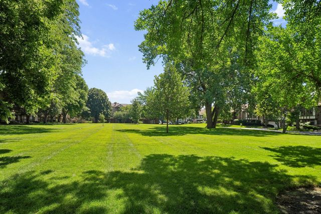 835 S Dwyer Avenue A, Arlington Heights, IL 60005