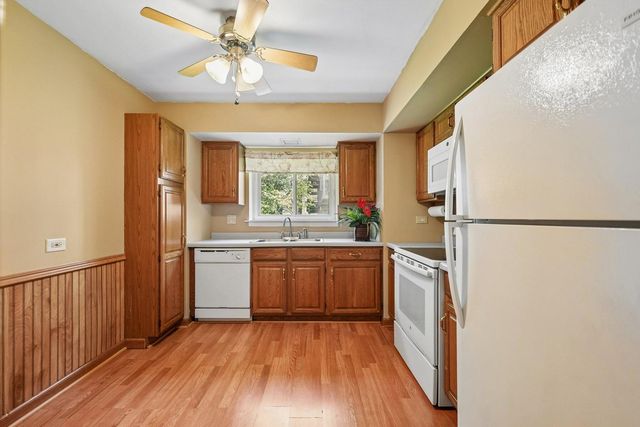835 S Dwyer Avenue A, Arlington Heights, IL 60005