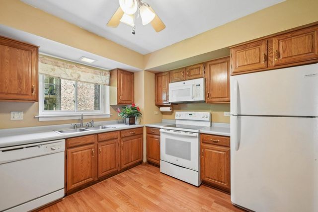 835 S Dwyer Avenue A, Arlington Heights, IL 60005