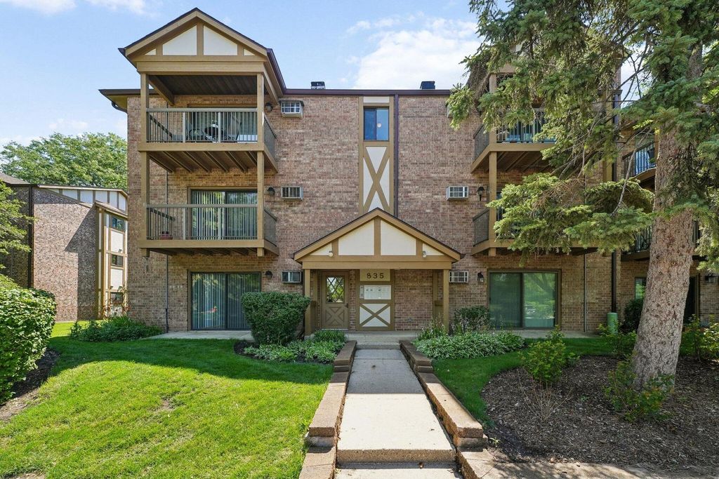 835 S Dwyer Avenue A, Arlington Heights, IL 60005