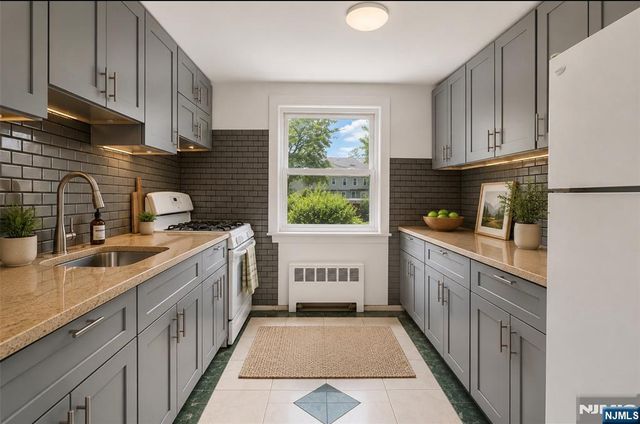 21A Carolyn Terrace, Roselle, NJ 07203