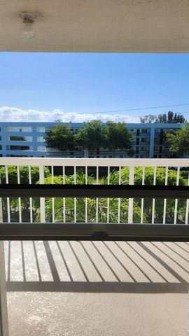 3146 Via Poinciana Via Poinciana 414, Lake Worth, FL 33467