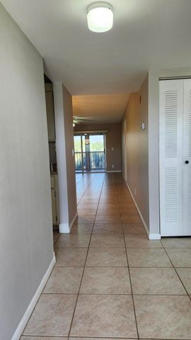 3146 Via Poinciana Via Poinciana 414, Lake Worth, FL 33467