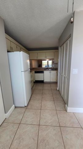 3146 Via Poinciana Via Poinciana 414, Lake Worth, FL 33467