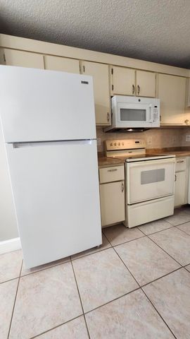 3146 Via Poinciana Via Poinciana 414, Lake Worth, FL 33467