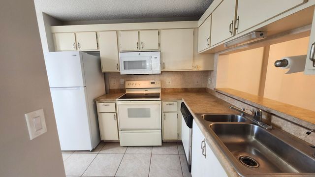 3146 Via Poinciana Via Poinciana 414, Lake Worth, FL 33467