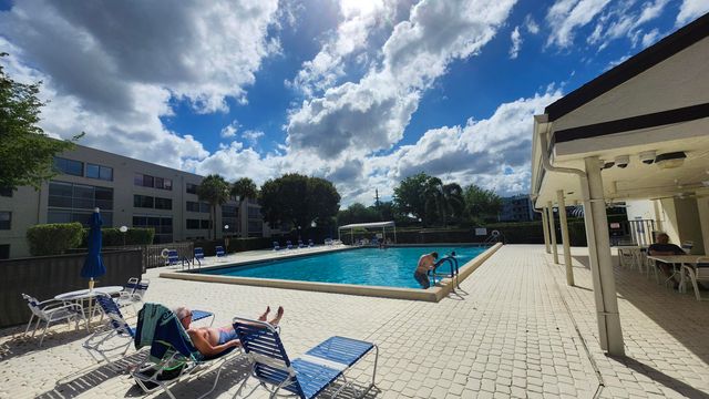 3146 Via Poinciana Via Poinciana 414, Lake Worth, FL 33467