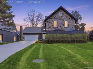 7475 Pinehurst Circle, Bloomfield Hills, MI 48301