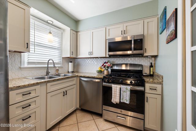 3314 Startan Ct, Louisville, KY 40220