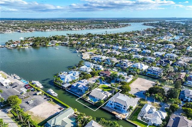 675 15th AVE S, Naples, FL 34102