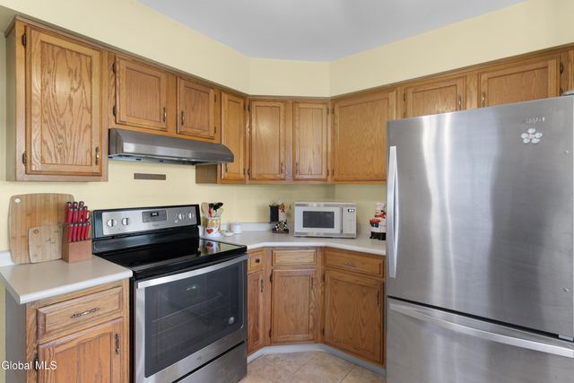 20 Hampshire Way, Colonie, NY 12309