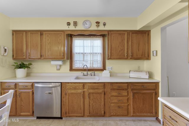 20 Hampshire Way, Colonie, NY 12309