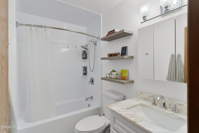 20 Hampshire Way, Colonie, NY 12309