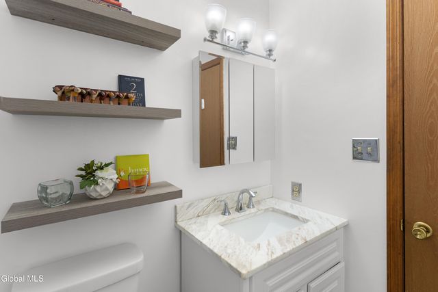 20 Hampshire Way, Colonie, NY 12309