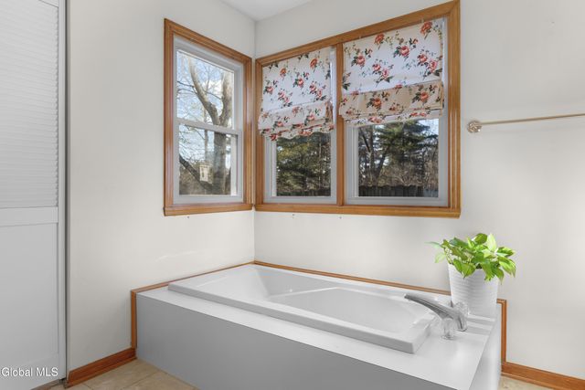 20 Hampshire Way, Colonie, NY 12309