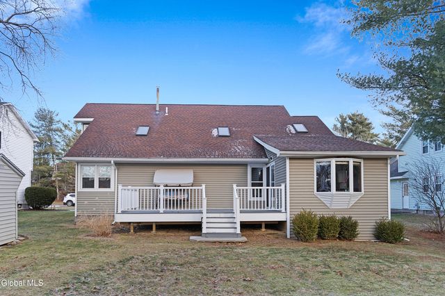 20 Hampshire Way, Colonie, NY 12309