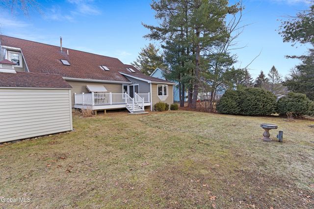 20 Hampshire Way, Colonie, NY 12309