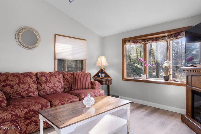 20 Hampshire Way, Colonie, NY 12309