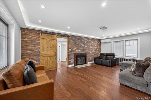 161 Greenway W, New Hyde Park, NY 11040