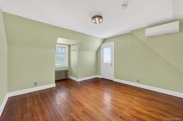 161 Greenway W, New Hyde Park, NY 11040