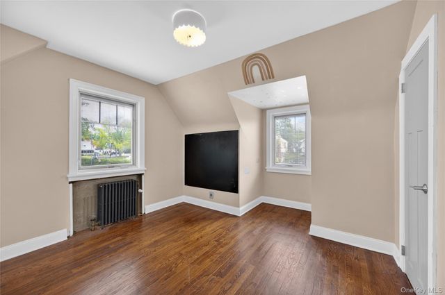 161 Greenway W, New Hyde Park, NY 11040