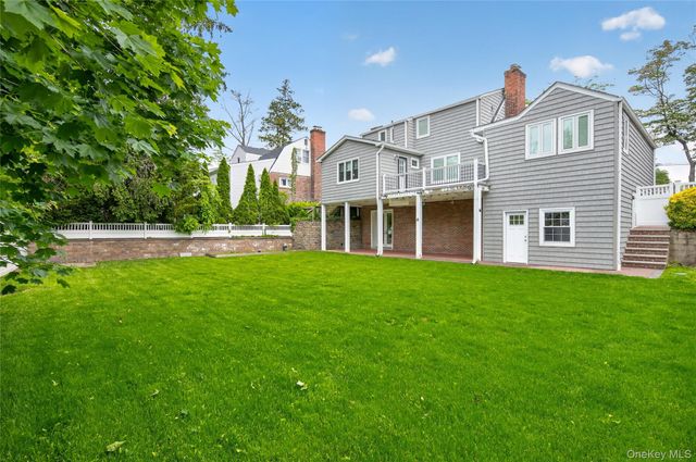 161 Greenway W, New Hyde Park, NY 11040