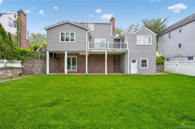 161 Greenway W, New Hyde Park, NY 11040