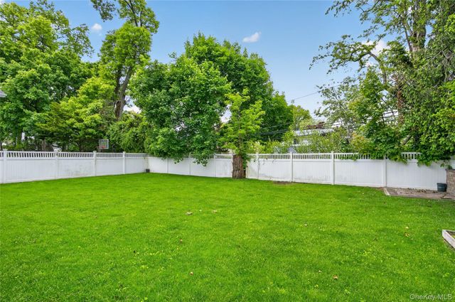 161 Greenway W, New Hyde Park, NY 11040