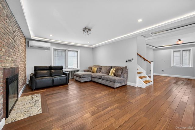 161 Greenway W, New Hyde Park, NY 11040