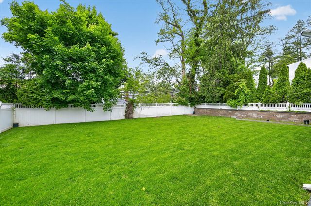 161 Greenway W, New Hyde Park, NY 11040