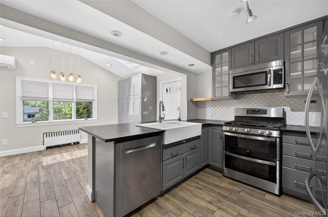 161 Greenway W, New Hyde Park, NY 11040