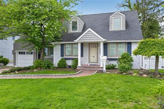 161 Greenway W, New Hyde Park, NY 11040