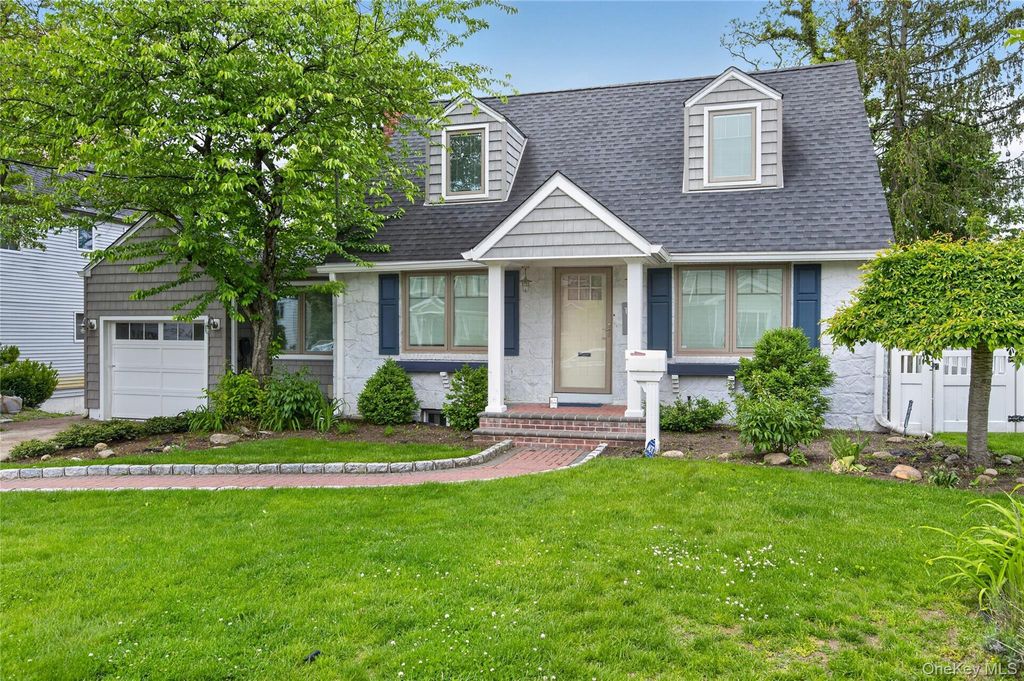 161 Greenway W, New Hyde Park, NY 11040