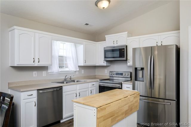 1103 Stonelilly Drive, Jeffersonville, IN 47130