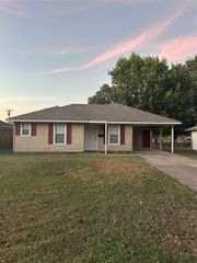 1220 S 6th Street, Bonham, TX 75418