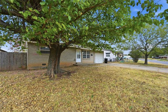 2117 Queensbury Road, Moore, OK 73160