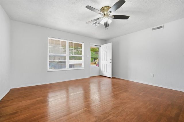2117 Queensbury Road, Moore, OK 73160