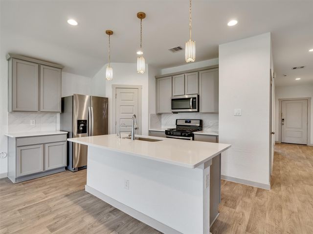 818 Betsy Hill Drive, Rosharon, TX 77583
