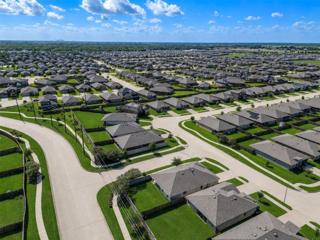 818 Betsy Hill Drive, Rosharon, TX 77583