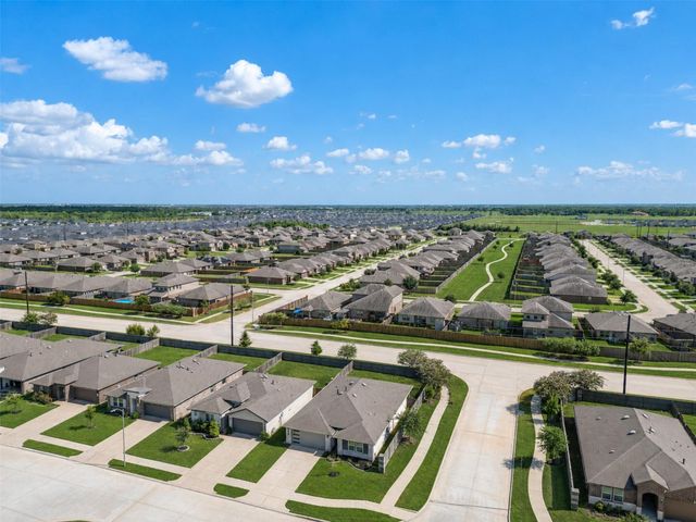 818 Betsy Hill Drive, Rosharon, TX 77583