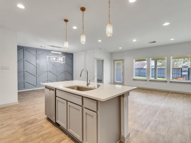 818 Betsy Hill Drive, Rosharon, TX 77583