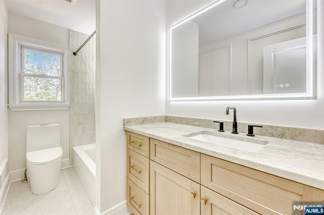 27 Merritt Avenue, Bergenfield, NJ 07621