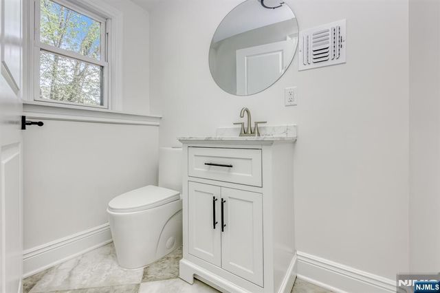 27 Merritt Avenue, Bergenfield, NJ 07621