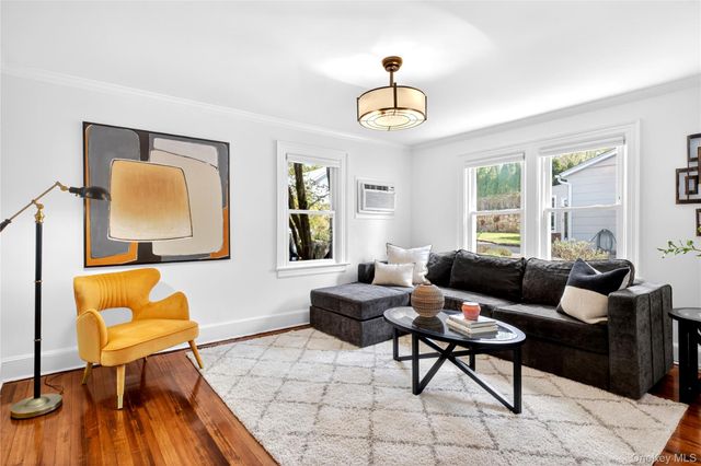 17 Neulist Avenue, Port Washington, NY 11050