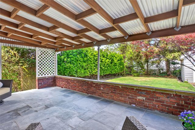 17 Neulist Avenue, Port Washington, NY 11050