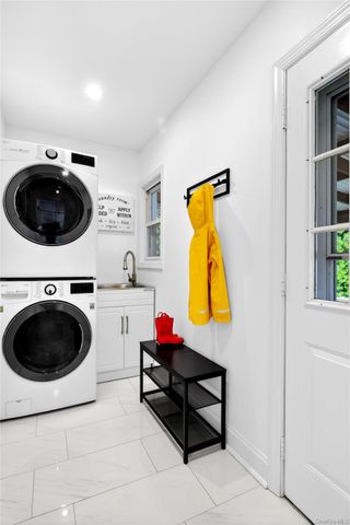 17 Neulist Avenue, Port Washington, NY 11050